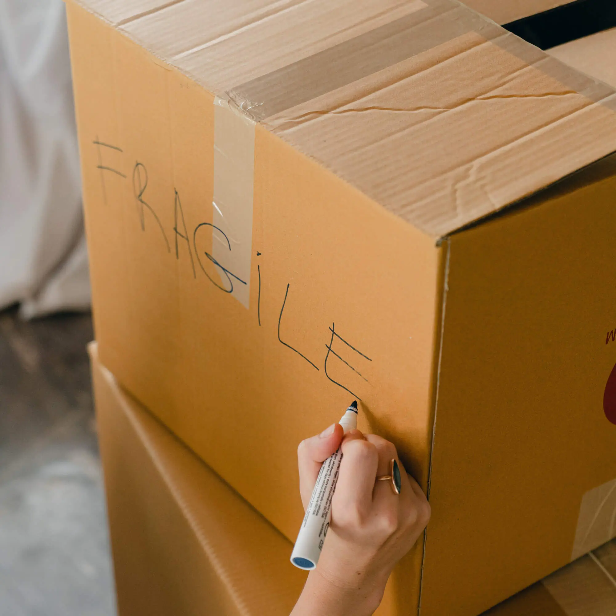 Come preparare un pacco da spedire con materiale fragile